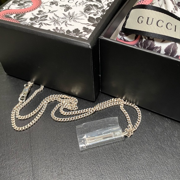 Authentic GUCCI
G Bar Pendant Necklace - Picture 3 of 12